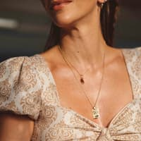 Welcher Schmuck zuverlässig wasserfest ist, erfährst du hier. Frau mit Schmuck