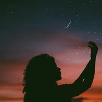 Frau unter Sternenhimmel