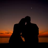 Ein Pärchen schaut zusammen in den Nachthimmel