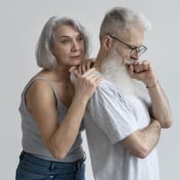 Älteres Pärchen sieht betrübt aus