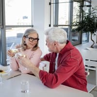 Eine Frau und ein Mann trinken Wein