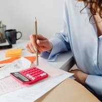 Eine Frau macht ihre Finanzen