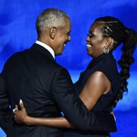 Barack und Michelle Obama halten sich in den Armen