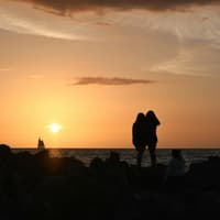 Echte Verbindungen bereichern das Leben – auch, wenn man dafür vertrauen muss. Das merken jetzt auch diese 3 Sternzeichen! Zwei Freundinnen vor dem Sonnenuntergang
