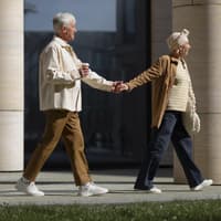 3 Sternzeichen wirken den einen Tag so, den anderen so – sie senden ständig mixed Signals. Frau zieht Mann an der Hand hinterher