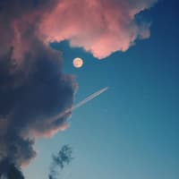 Für 3 Sternzeichen wird das Leben ab Oktober 2025 endlich leichter! Nachthimmel mit Vollmond, Sternen und Wolken