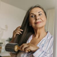 Frau bürstet Haare