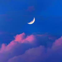 Was dein Sternzeichen noch bis Ende der Woche erwartet, liest du hier. Sichelmond vor blauem Himmel und rosa Wolken