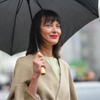 Frau mit Regenschirm