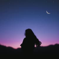 Frau unter lila Nachthimmel