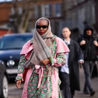 Frau trägt Schal um den Kopf gewickelt