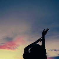 3 Sternzeichen erleben im Oktober den besten Monat des Jahres! Frau vor Abendhimmel