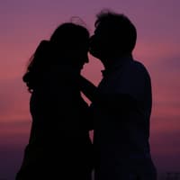 Paar vor pinkem Abendhimmel