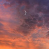 Mond am orangenen Wolkenhimmel