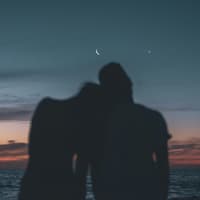 Paar unter dem Mondhimmel