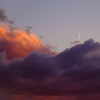 Was deinem Sternzeichen in dieser Woche bevorsteht? Das erfährst du in unserem Wochenhoroskop. Wolkenhimmel mit Sichelmond