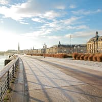 In Bordeaux kannst du einen tollen Kurztrip erleben. Alte, schöne Bauten in Bordeaux an der Promenade.