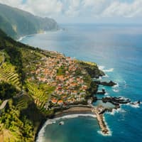 Die Küste von Madeira mit Häusern und viel Landschaft.