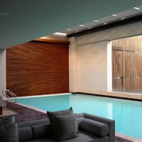 In Deutschland gibt es einige tolle Spa-Hotels. Großer Indoor-Pool mit Fensterfront.