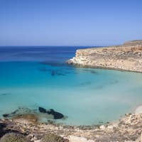 Die Spiaggia dei Conigli auf Lampedusa mit klarem Wasser.