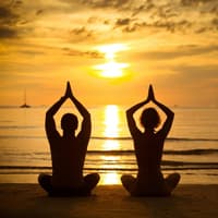 Partner-Yoga im Sonnenuntergang