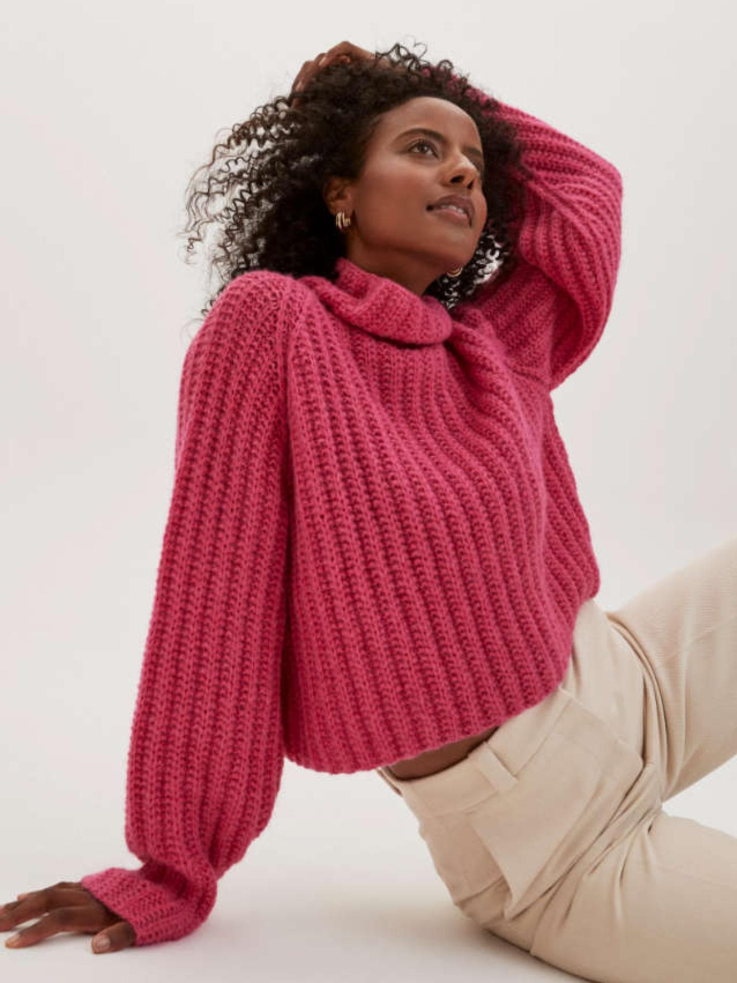 Sara Nuru im Strickpullover