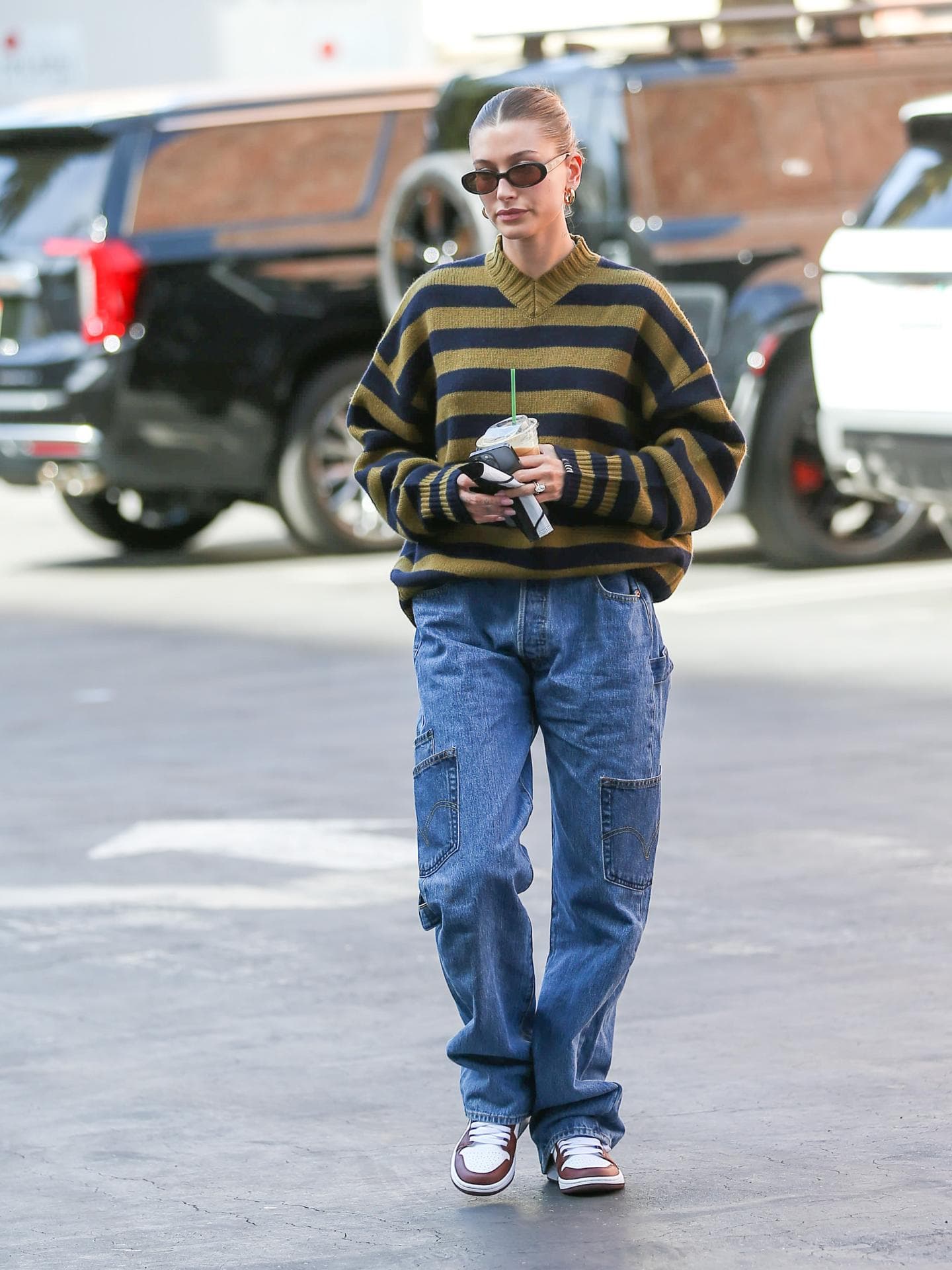 Hailey Biber in Jeans-Cargohose