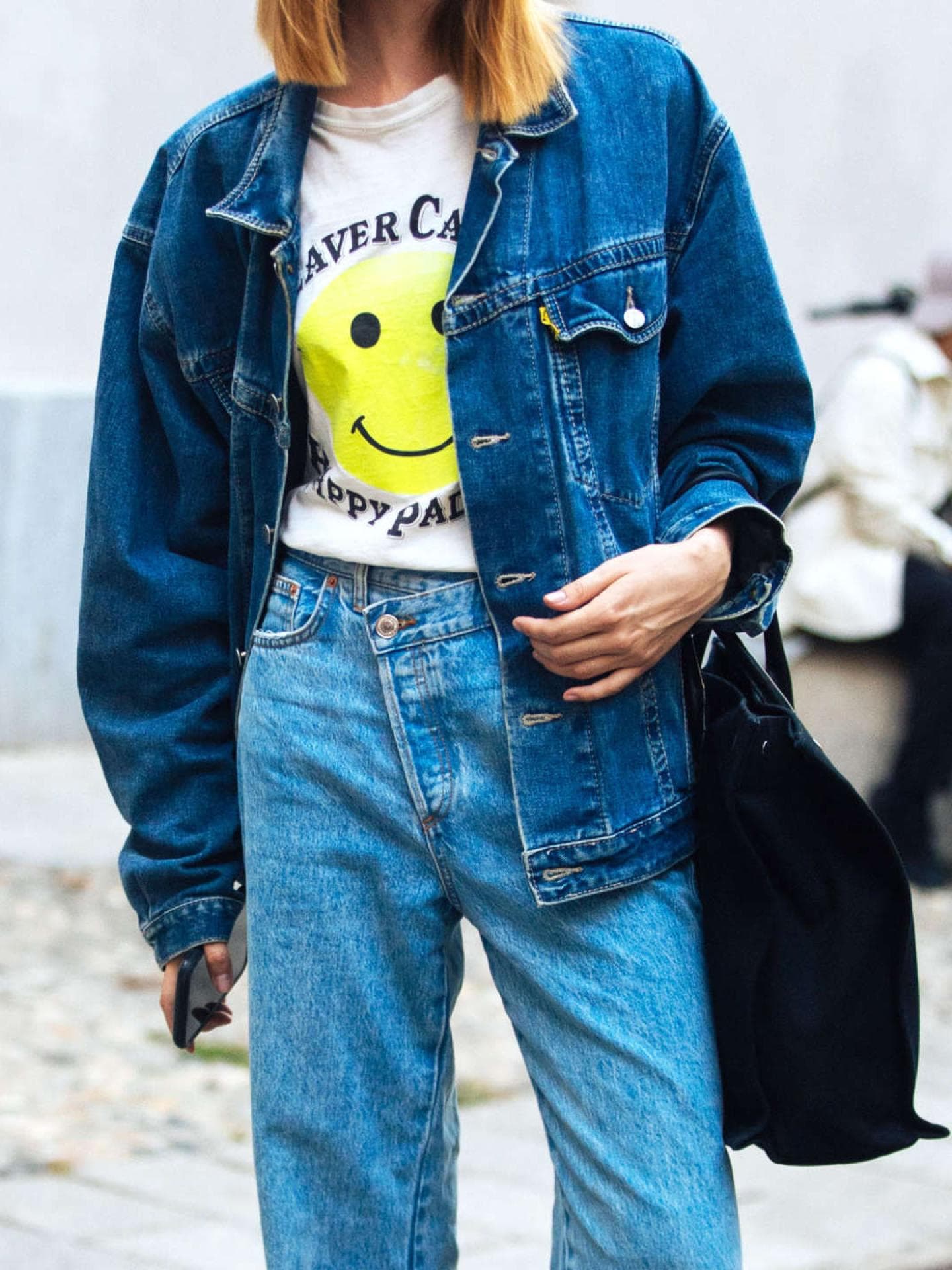 Frau mit Criss Cross Jeans