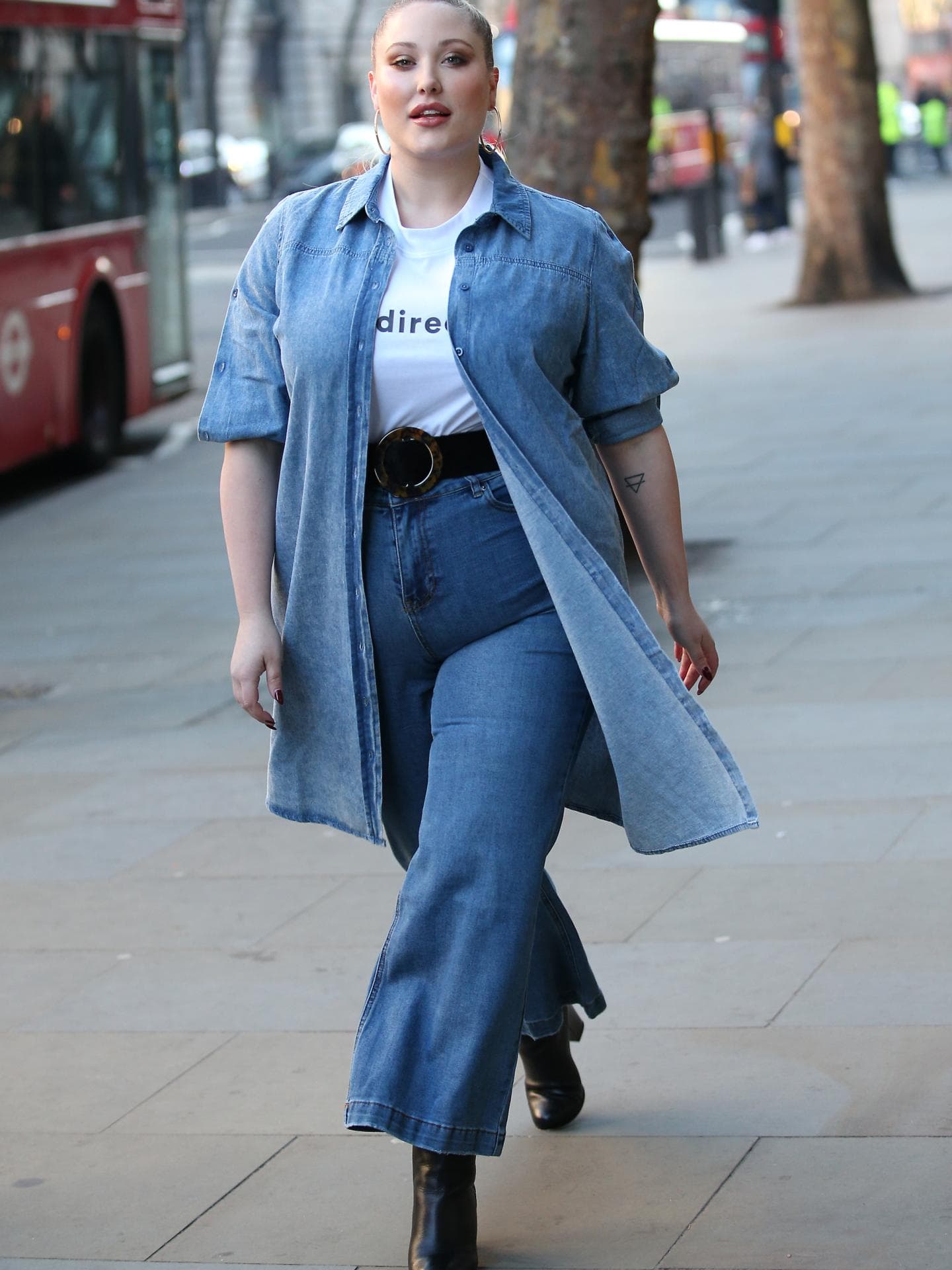 Hayley Hasslehoff trägt High Waist Hose