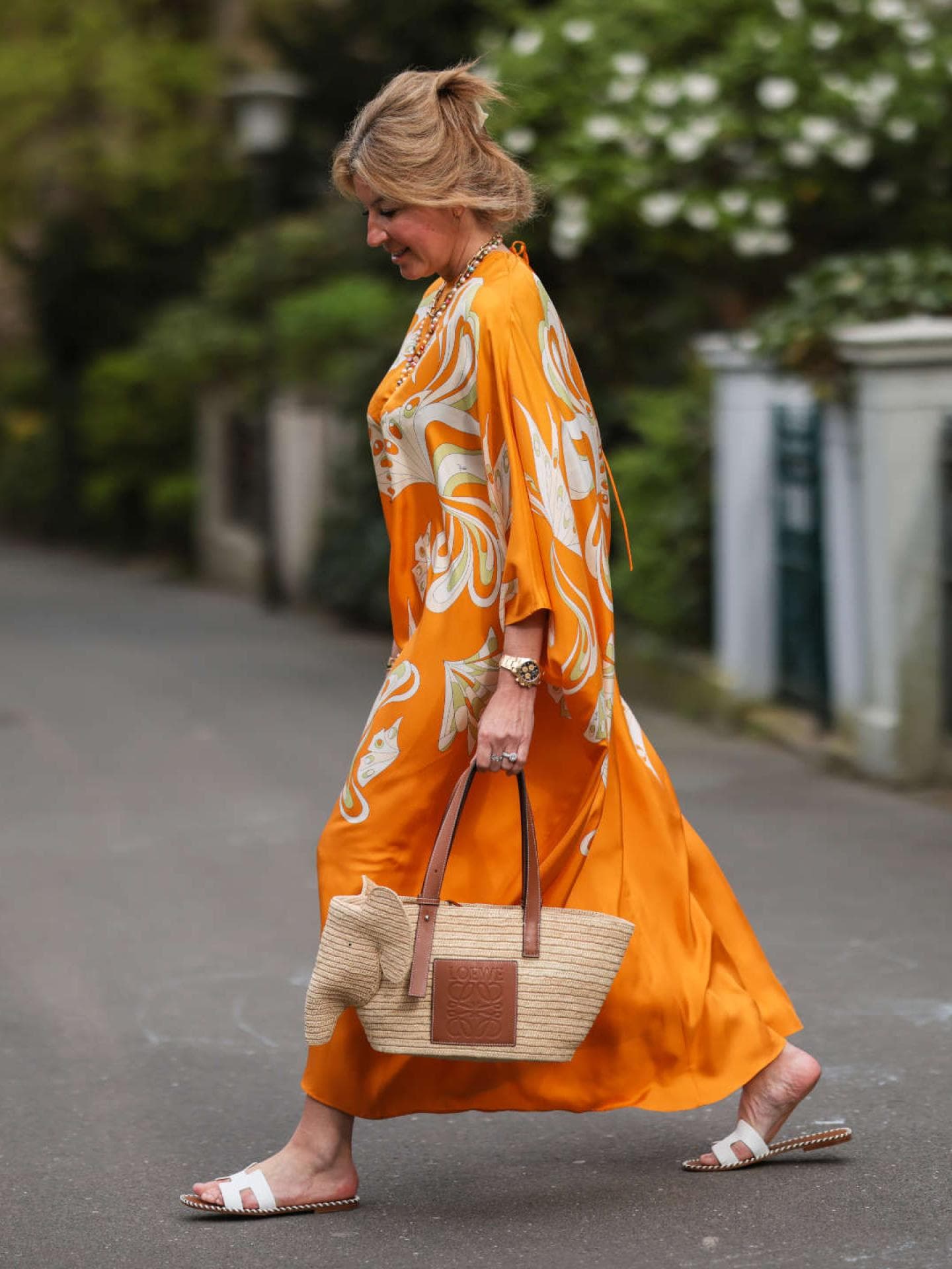 Frau im langen Sommerkleid