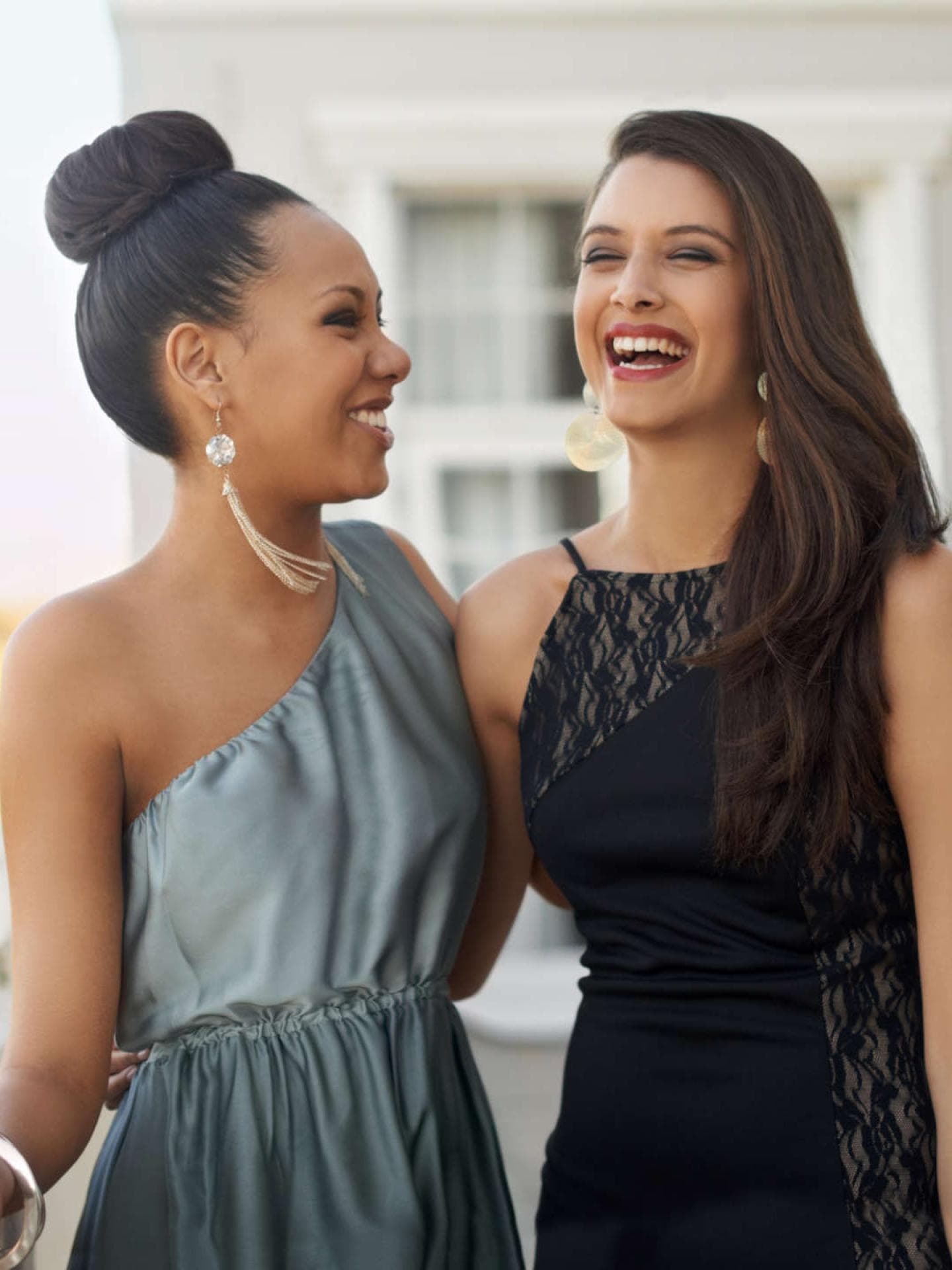 2 Frauen im Kleid