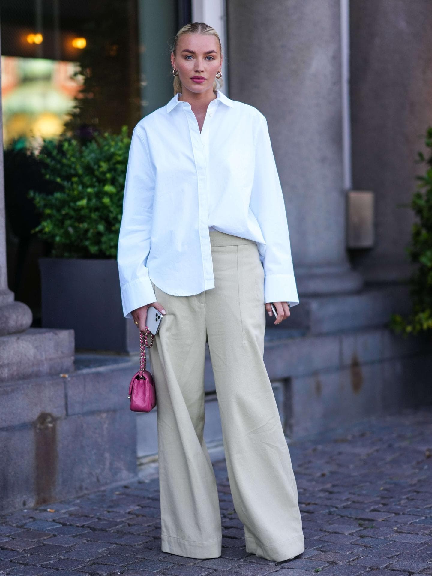 Frau blond Sleek Bun