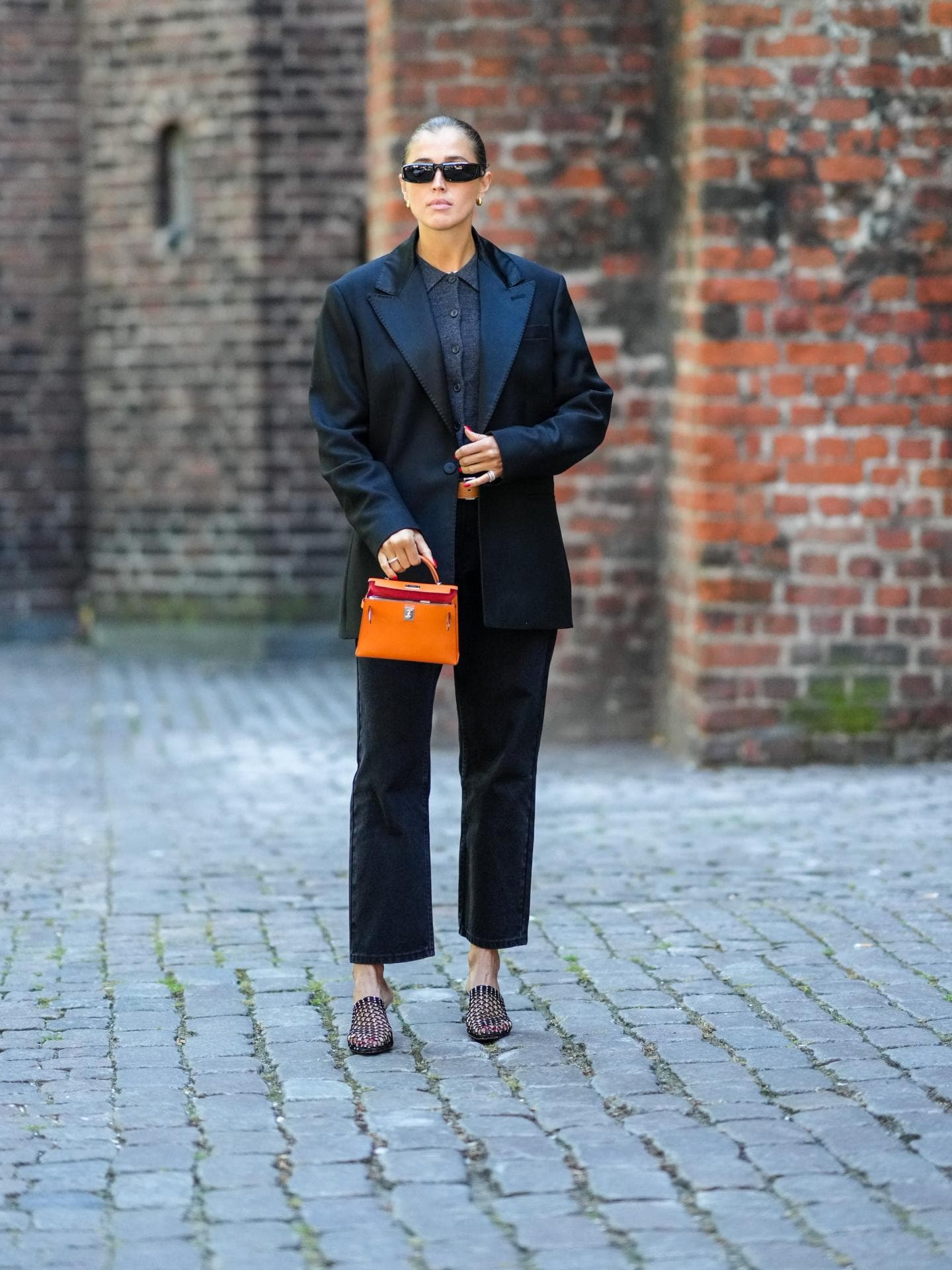 Frau orange Tasche