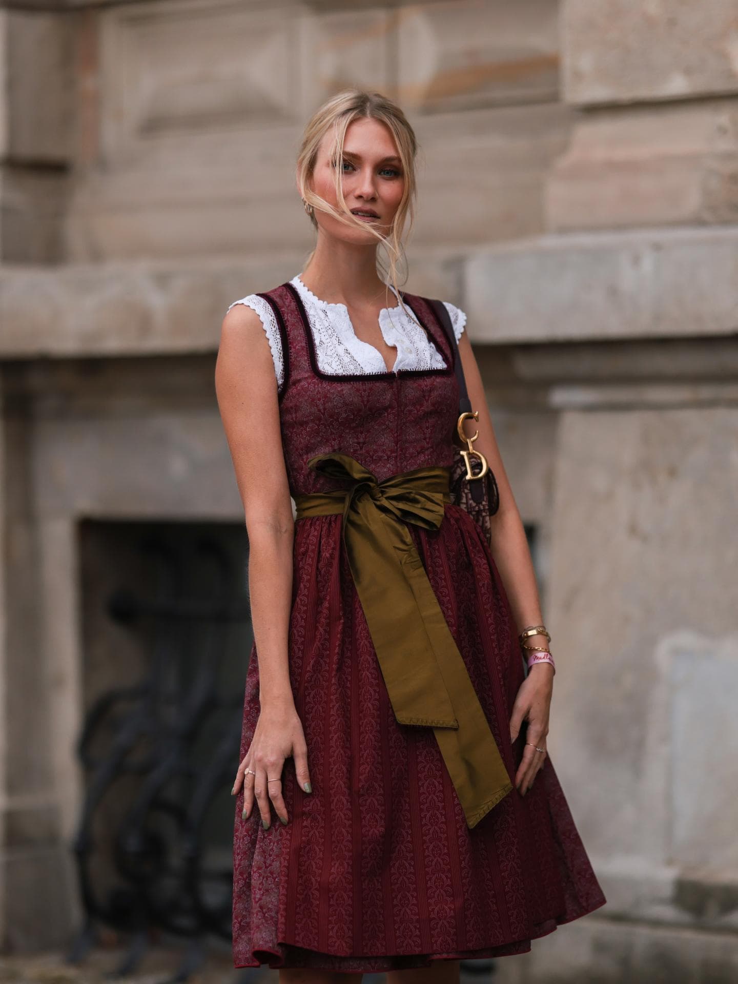 Frau trägt Dirndl für Oktoberfest