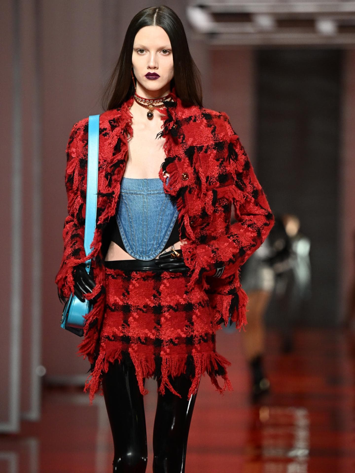 Model mit Bleached Brows bei der Versace Fall Winter 2023 Schau