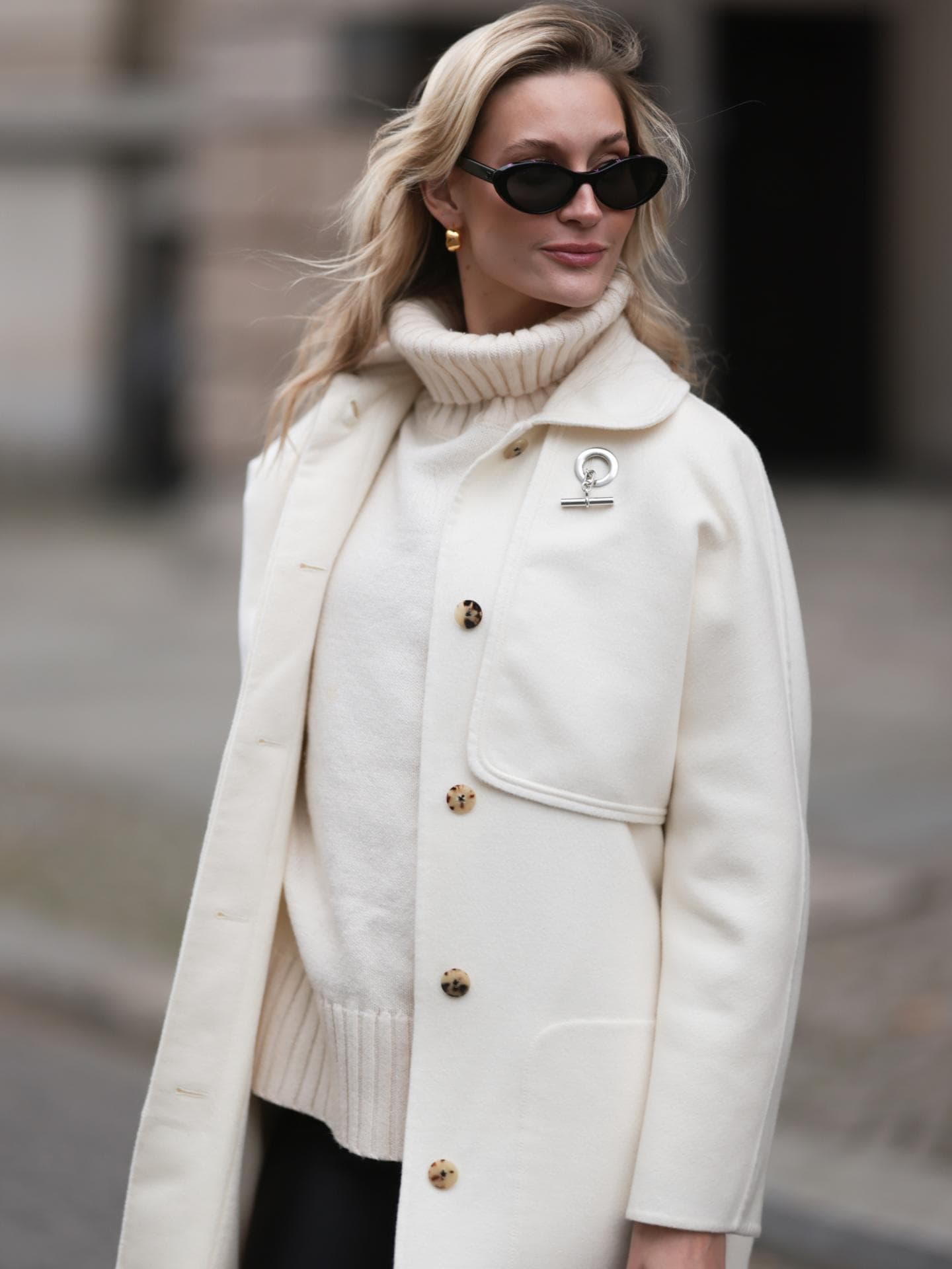 Frau mit Rollkragenpullover