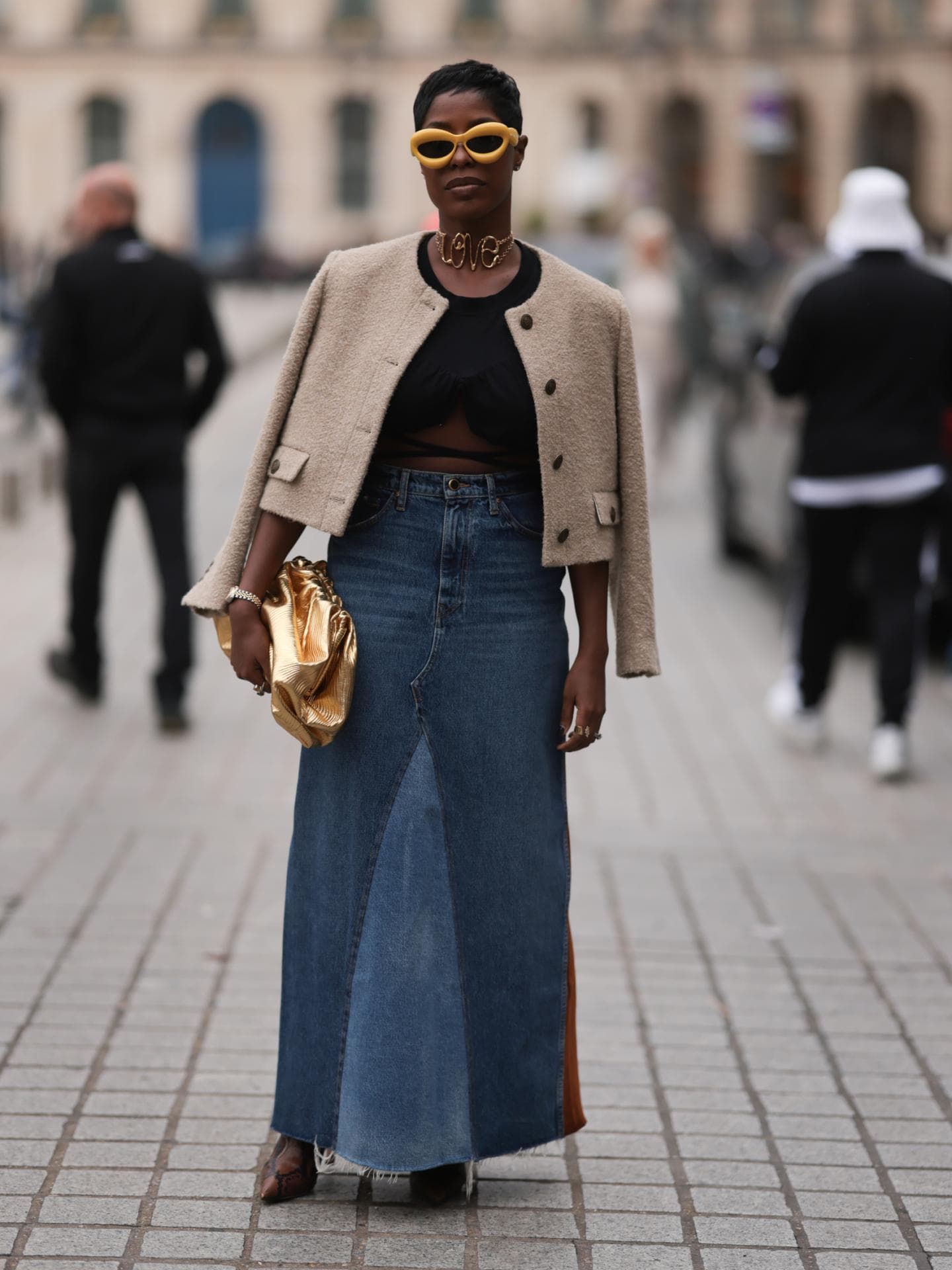 Streetstyle: Frau mit Jeansrock in Maxilänge