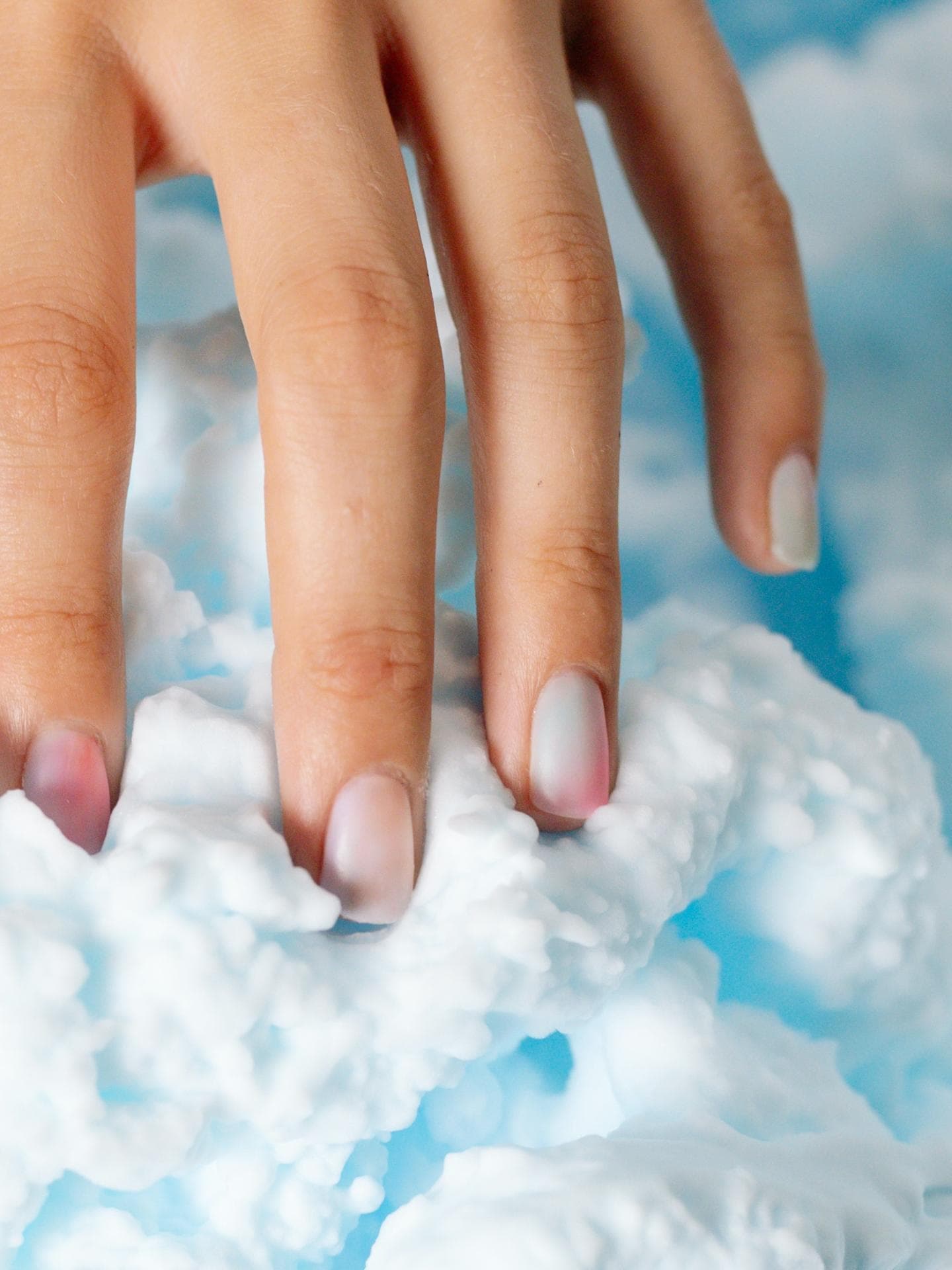 Heller Nagellack mit Farbverlauf