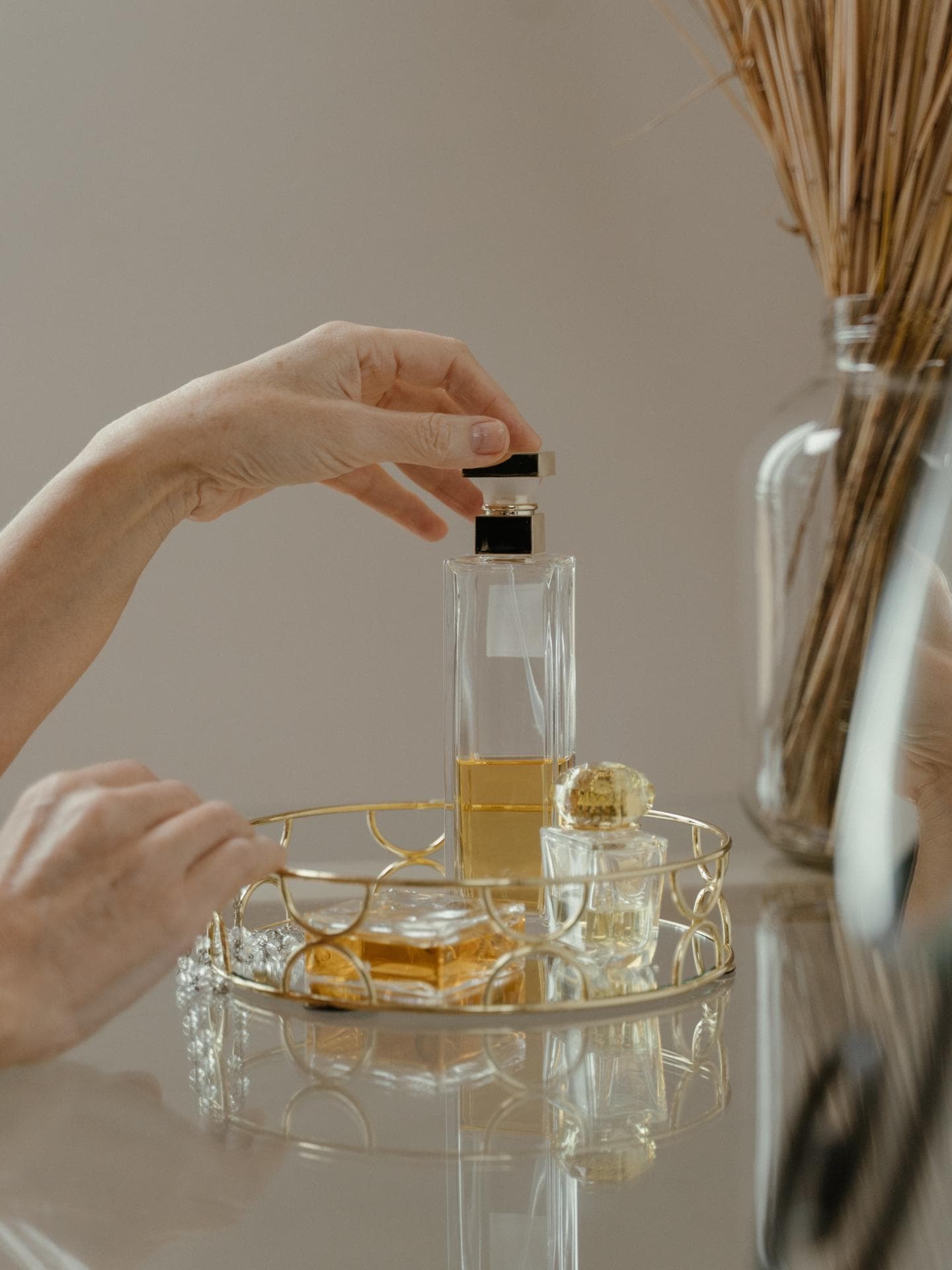 Parfum-Flakon steht auf einem Tablett