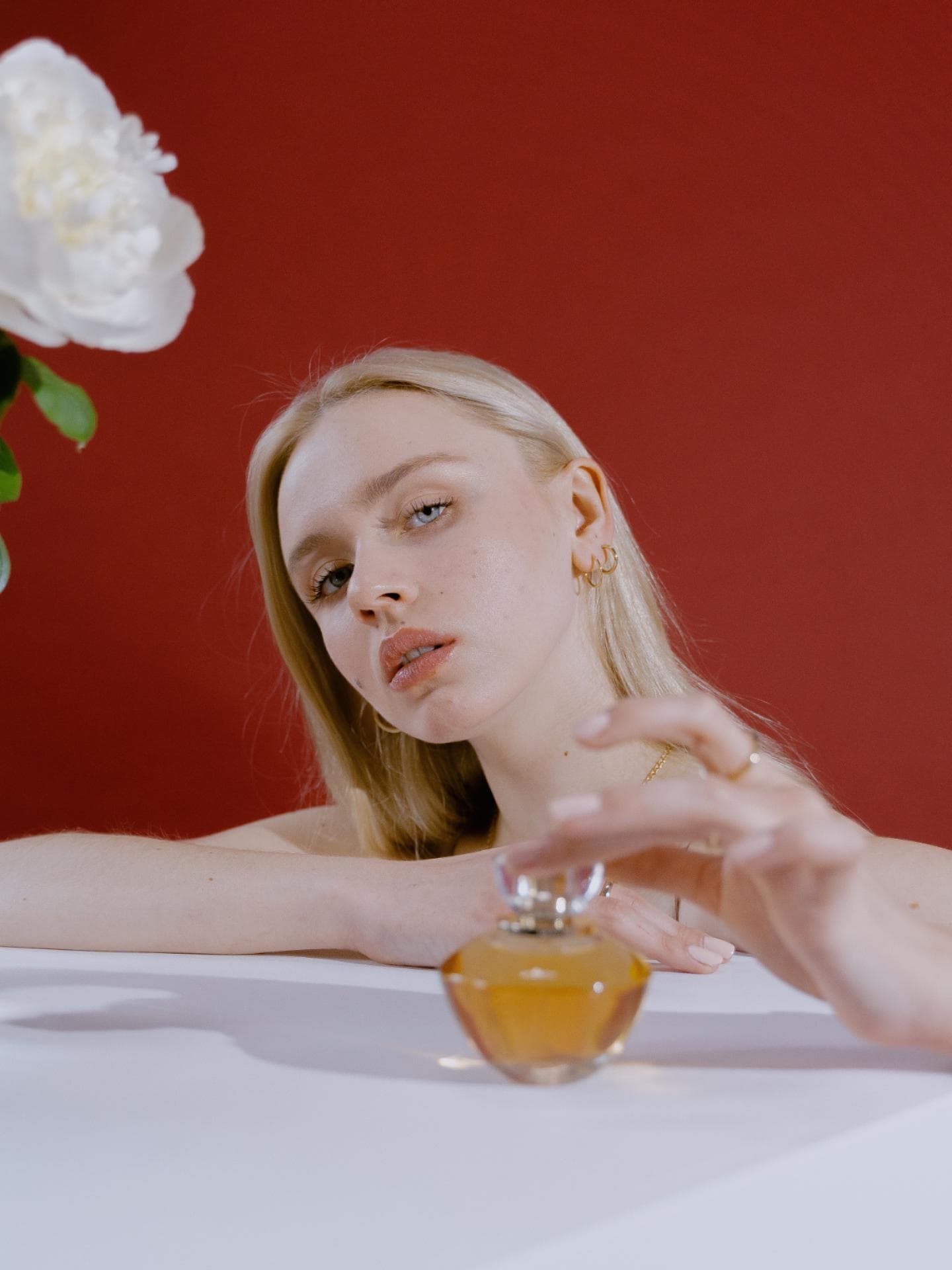 Blonde Frau mit Parfum