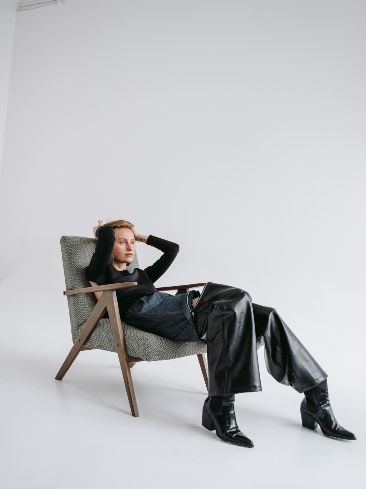 Frau mit Ankle Boots und Lederhose