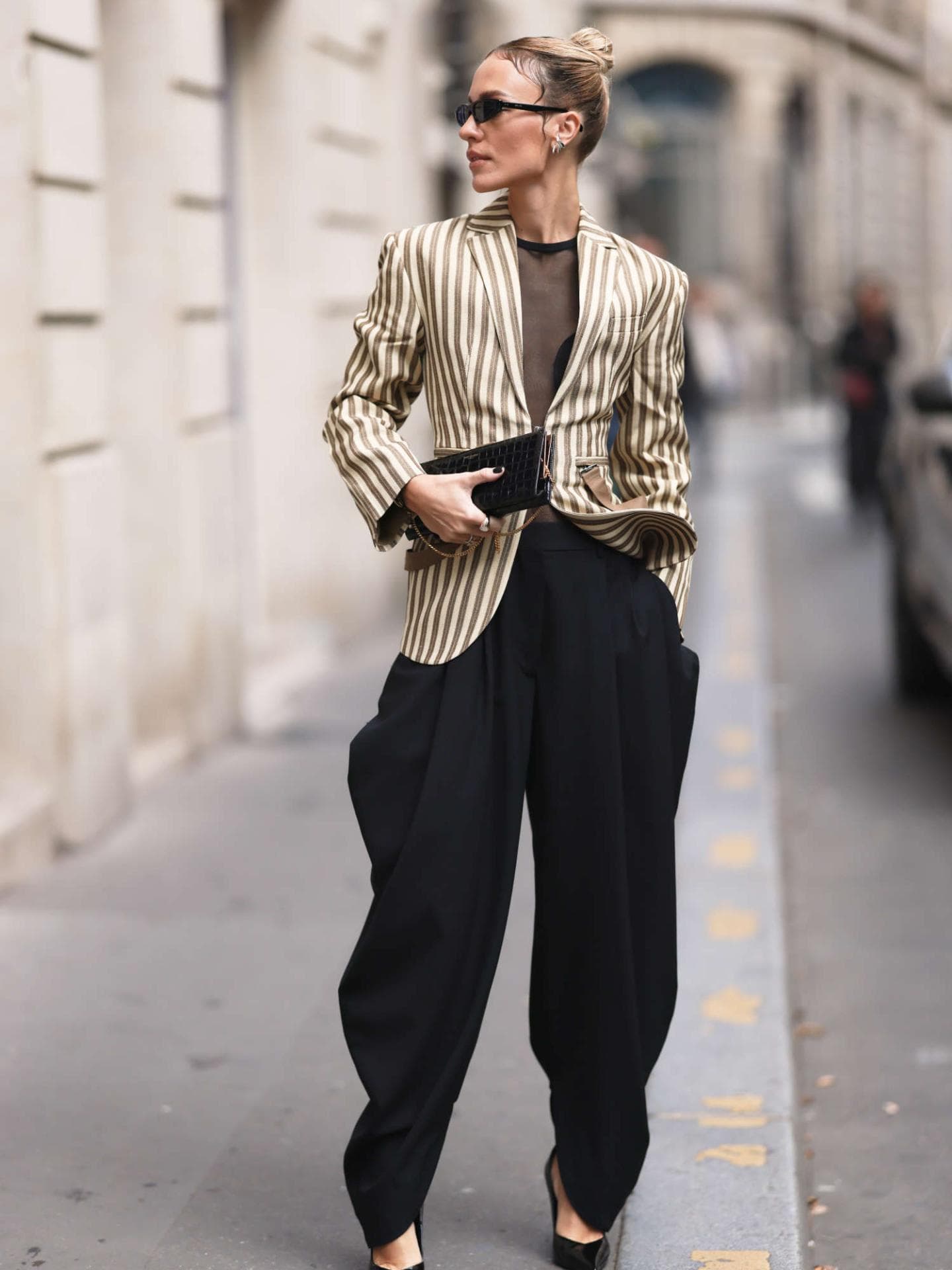 Frau mit weiter Hose und Blazer