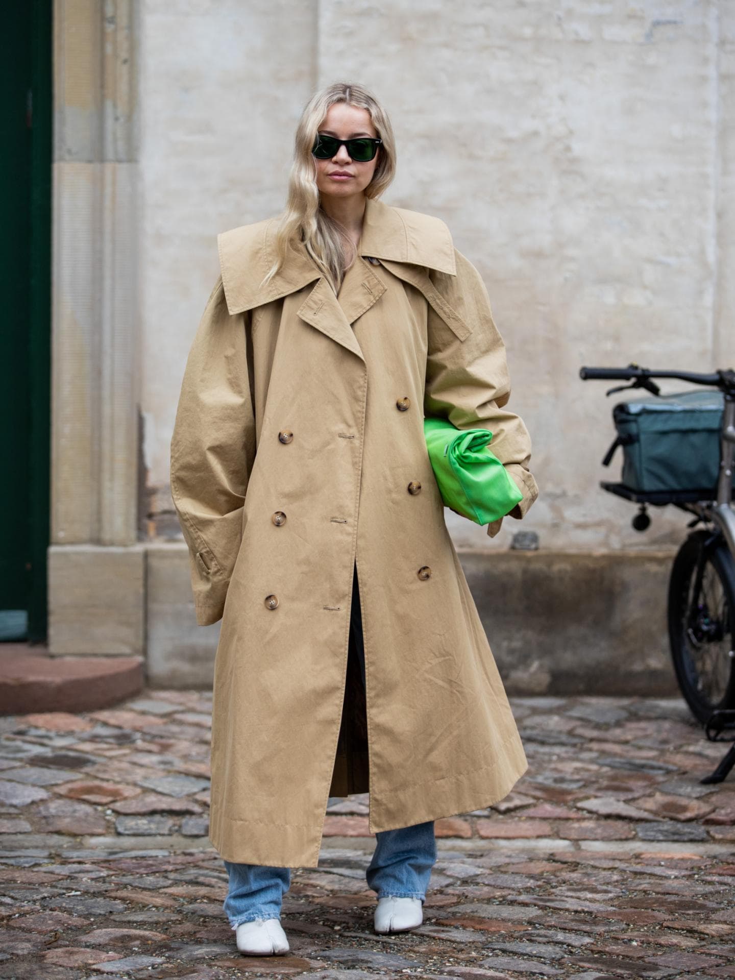 Stephanie Broek trägt Trenchcoat, Jeans und Tabi Boots