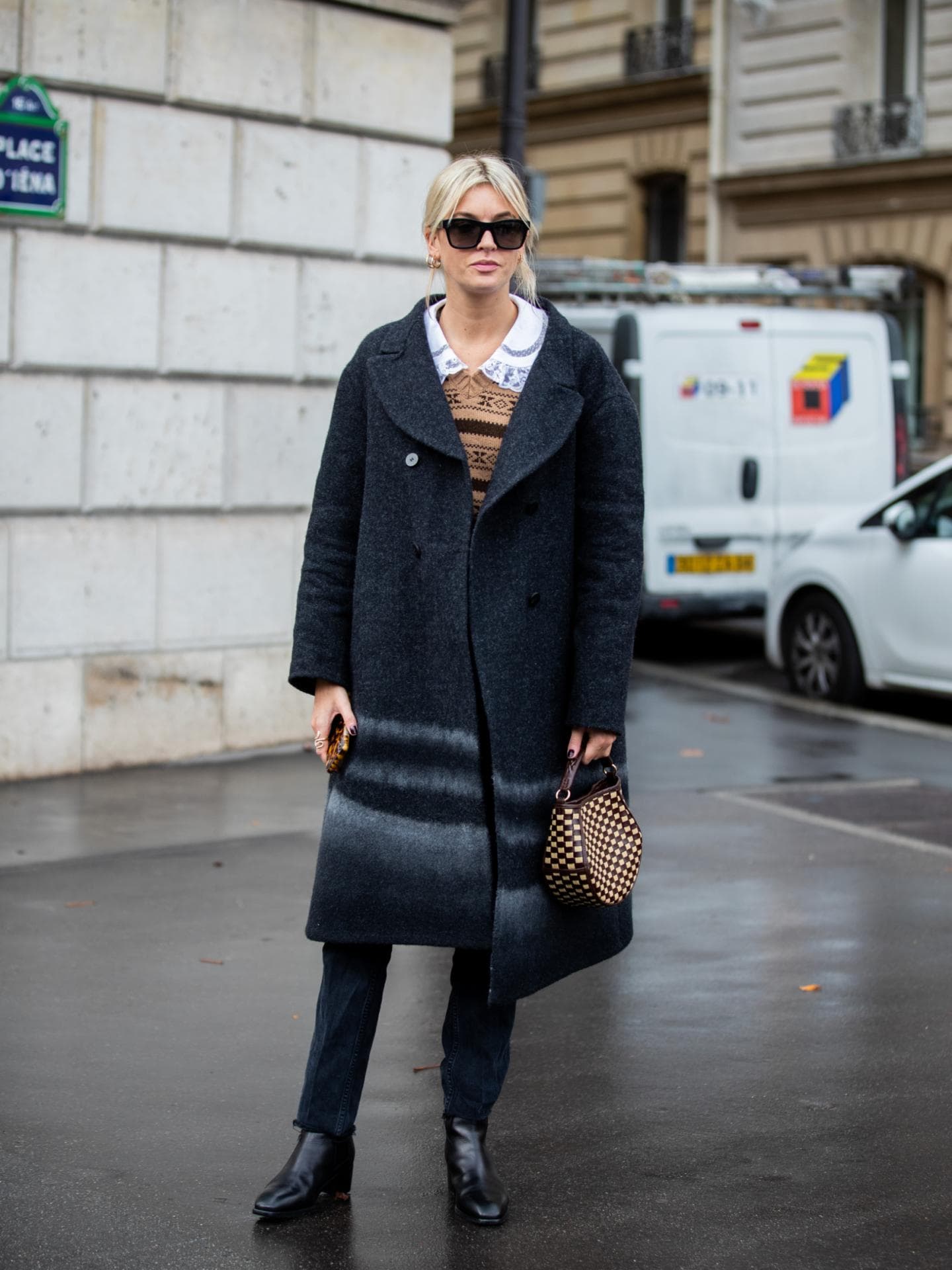 Streetstyle mit schwarzen Stiefeln, schwarzer Jeans und Mantel