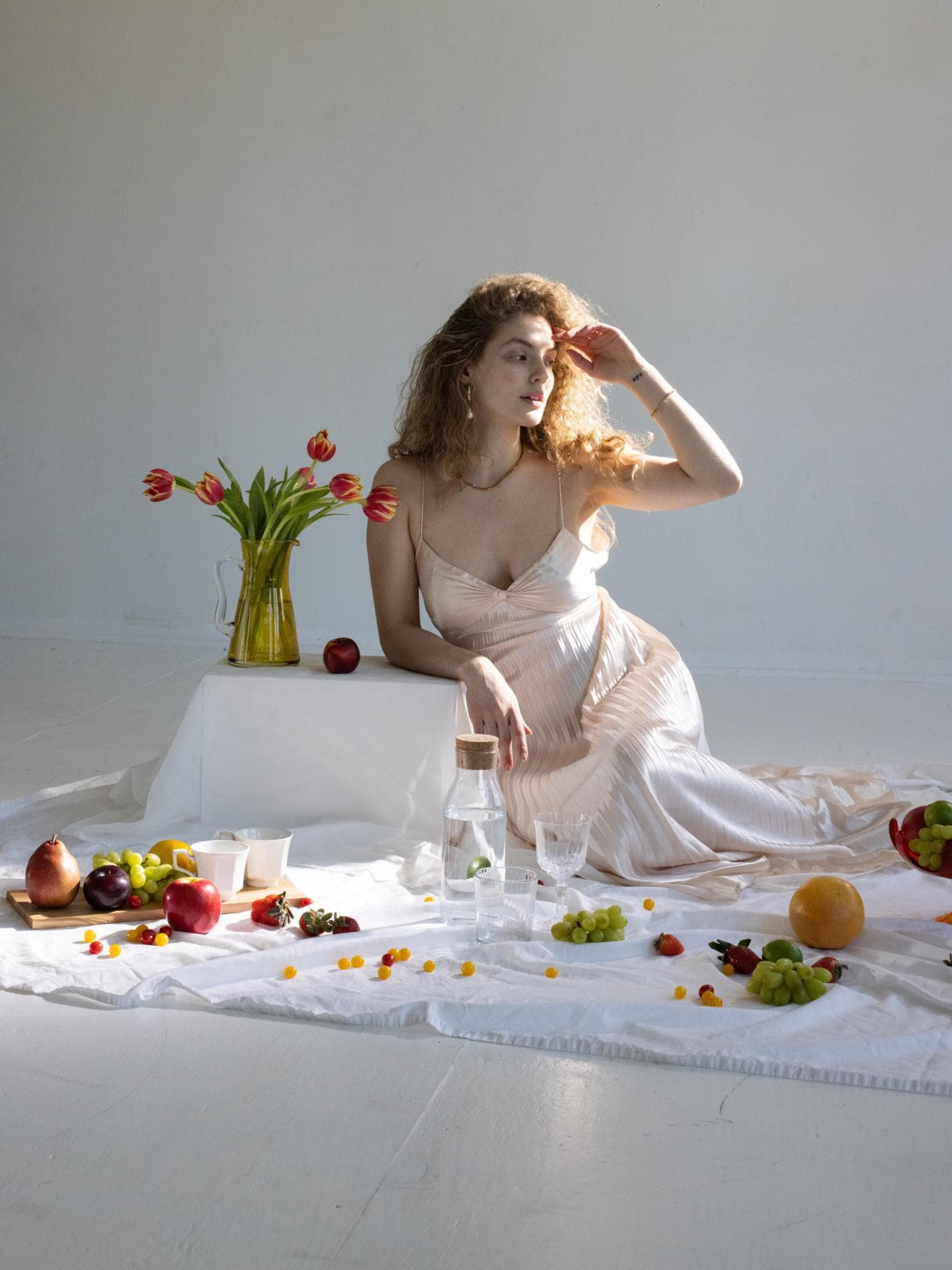 Frau mit Locken und Slip Dress