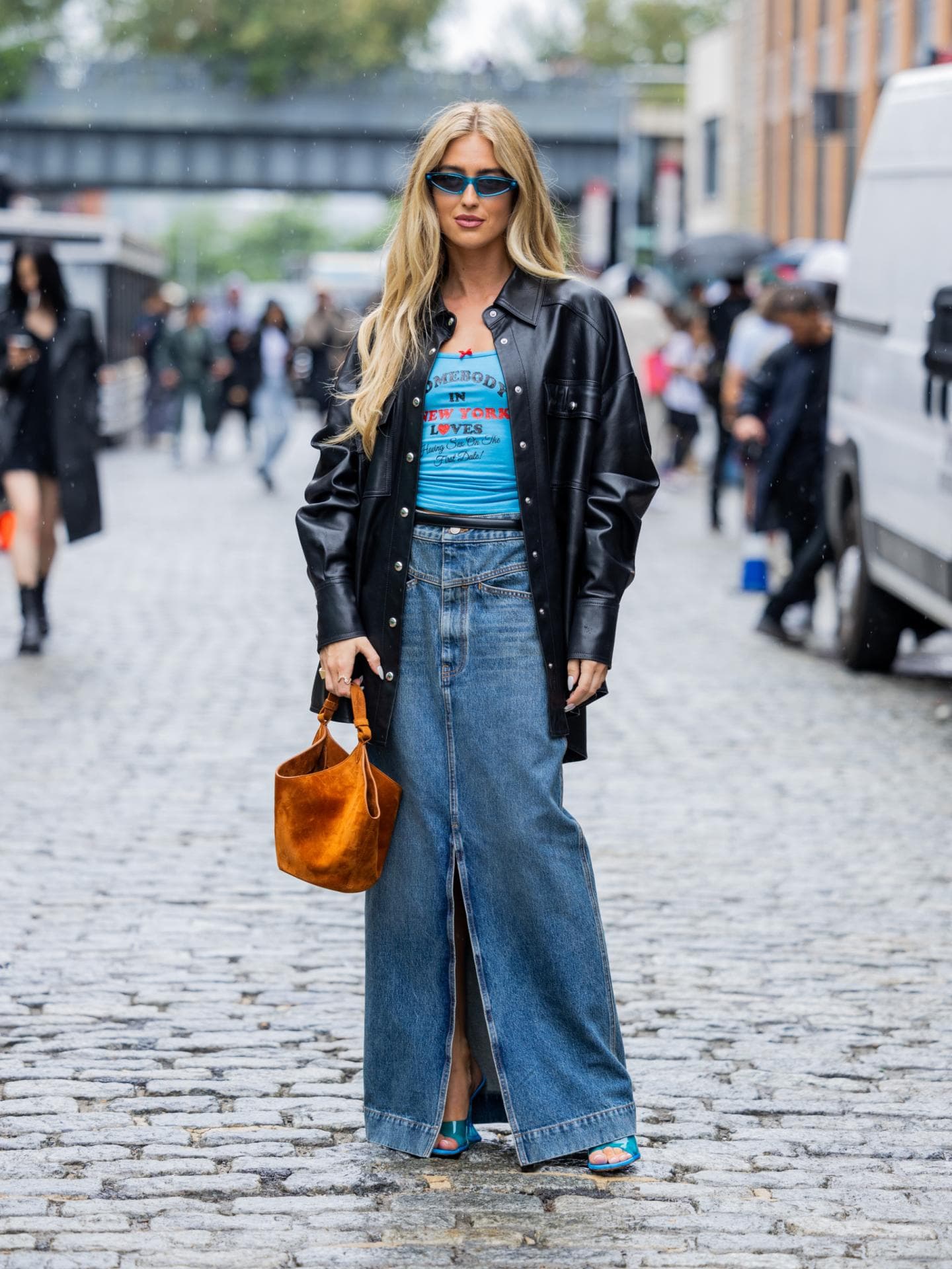 Jeansrock kombinieren: Streetstyle mit Maxi-Jeansrock und Lederjacke 
