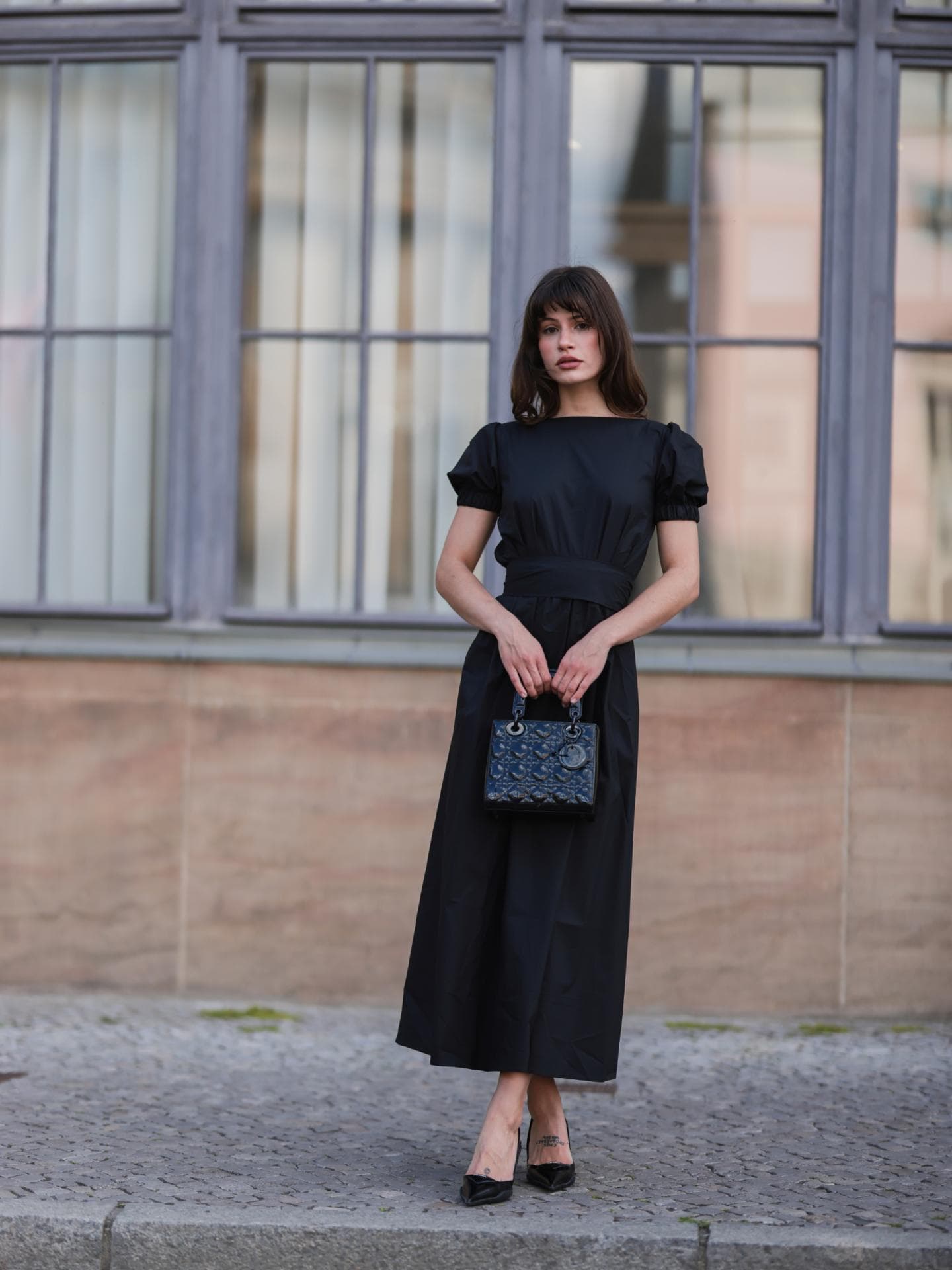 Schwarzes Frühlingskleid Streetstyle