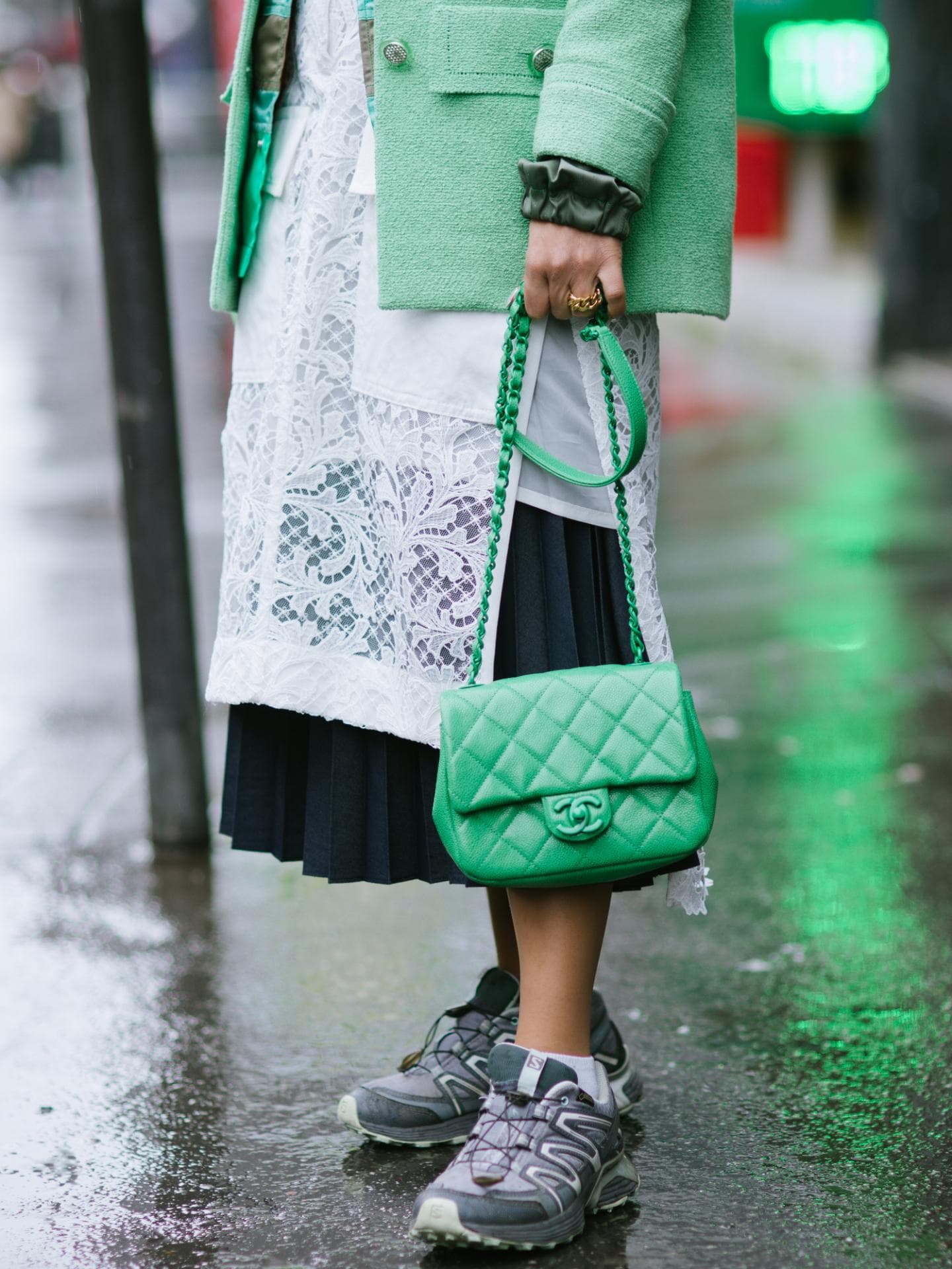Graue Salomon Sneakers Streetstyle