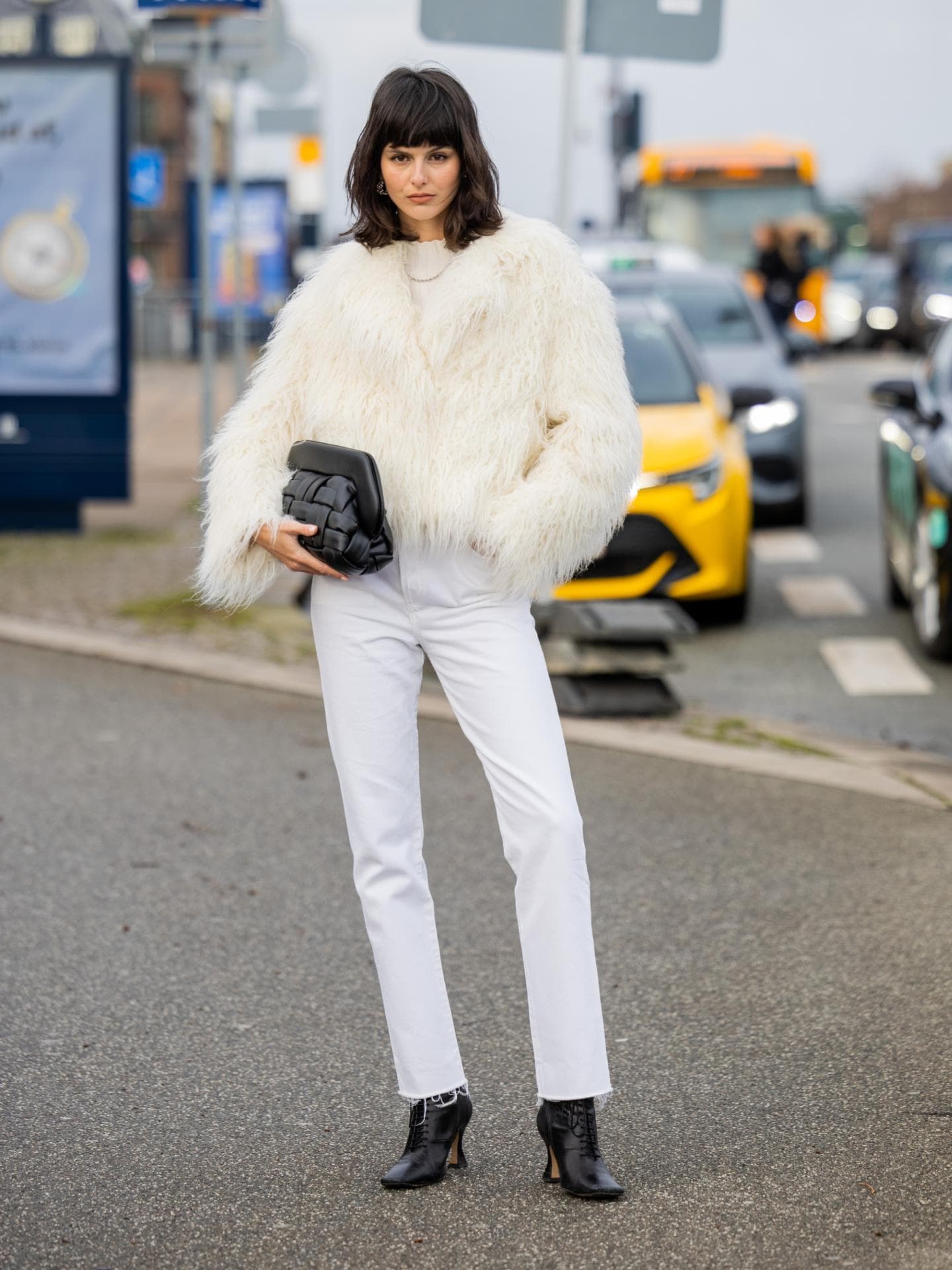 Streetstyle mit eleganten Schnürstiefeln