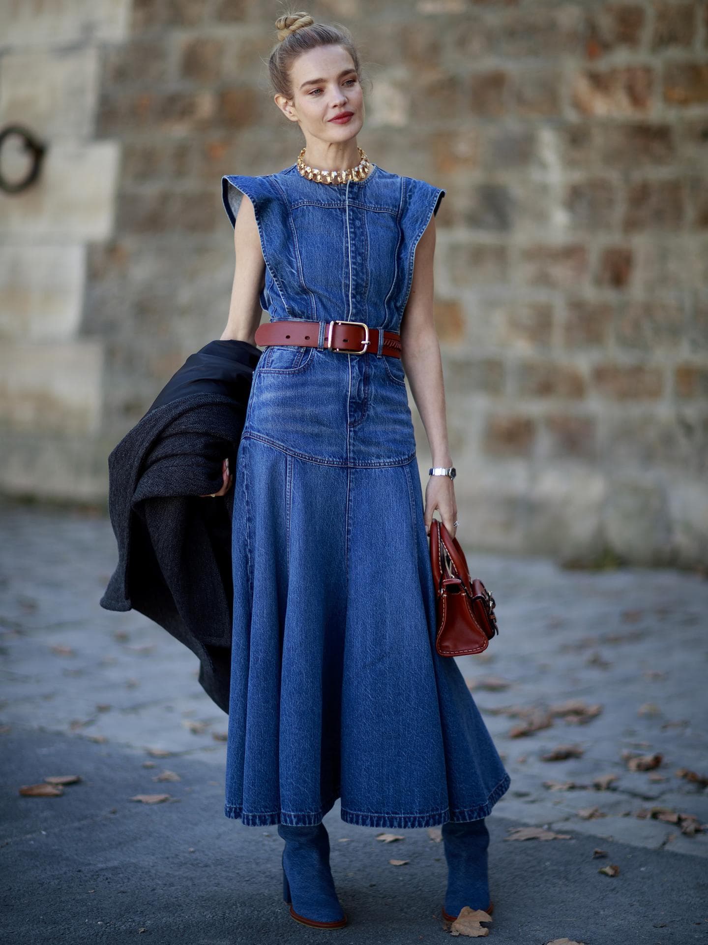 Jeanskleid kombinieren: Styling-Tipps & Outfits Jeanskleid kombinieren: Frau trägt ein Denim Modell